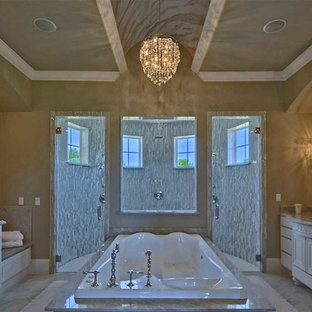 Idee per una grande stanza da bagno padronale boho chic con lavabo sottopiano, ante con riquadro incassato, ante bianche, top in marmo, vasca da incasso, doccia doppia, WC monopezzo, piastrelle grigie, piastrelle di vetro, pareti grigie e pavimento in gres porcellanato
