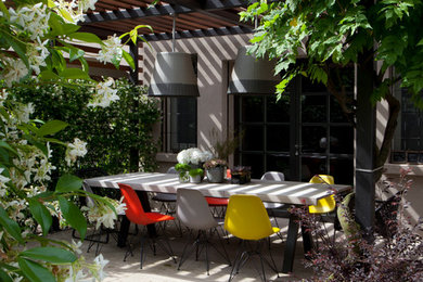 Design ideas for a contemporary patio in Milan.