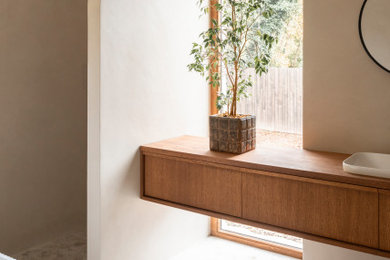 Idée de décoration pour une salle de bain design.