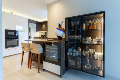 Réalisation d'une petite cuisine américaine bicolore et blanche et bois minimaliste en U avec un évier encastré, un placard à porte plane, des portes de placard blanches, un plan de travail en granite, une crédence miroir, un électroménager en acier inoxydable, un sol en carrelage de céramique, aucun îlot, un sol beige, un plan de travail marron et un plafond à caissons.