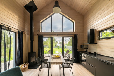 На фото: маленькая двухуровневая гостиная комната в современном стиле для на участке и в саду с