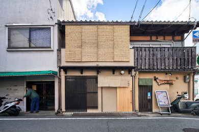 京都にある小さな和モダンなおしゃれな家の外観の写真