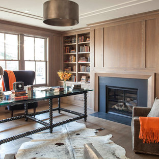 Inspiration för ett vintage arbetsrum, med ett bibliotek, mellanmörkt trägolv, en standard öppen spis och ett fristående skrivbord