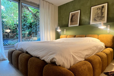 Aménagement d'une grande chambre contemporaine avec un mur vert, un sol blanc et verrière.
