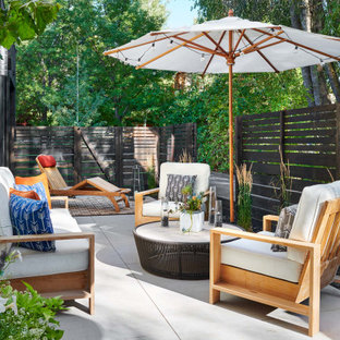 Mittelgroßer, Unbedeckter Moderner Patio hinter dem Haus mit Betonplatten in Denver