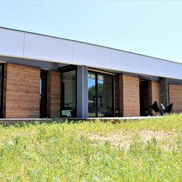 La Façade Ouest derrière le bandeau blanc
