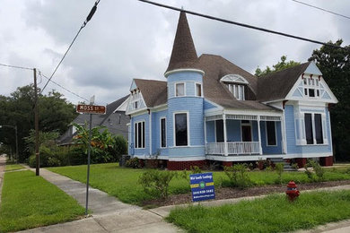 ニューオリンズにあるトランジショナルスタイルのおしゃれな家の外観の写真