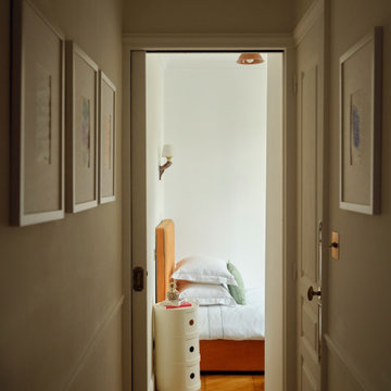 Petite chambre optimisée : rangement intégré et lumière douce