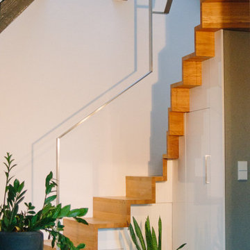 Treppe in Eiche mit Einbauschrank in Weiß Hochglanz