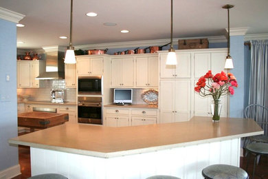 Kitchen - traditional kitchen idea in Other