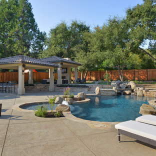 サンフランシスコの巨大なオーダーメイド地中海スタイルのおしゃれな裏庭プール (天然石敷き) の写真