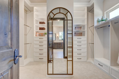 Foto de armario vestidor clásico renovado de tamaño medio con armarios estilo shaker, puertas de armario blancas, moqueta y suelo beige