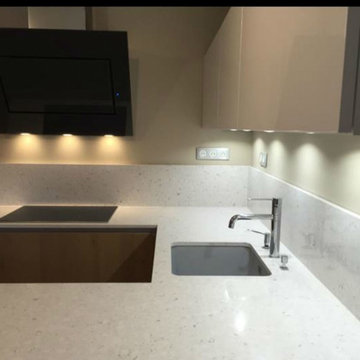 Cuisine avec plan de travail en quartz Silestone blanco river