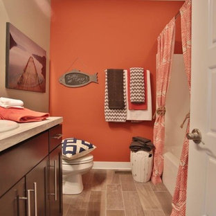 Kleines Klassisches Kinderbad mit Unterbauwaschbecken, Schrankfronten im Shaker-Stil, dunklen Holzschränken, Laminat-Waschtisch, Duschbadewanne, Toilette mit Aufsatzspülkasten, grauen Fliesen, Keramikfliesen, grauer Wandfarbe, Keramikboden und Einbaubadewanne in Louisville