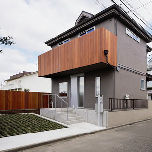 他の地域の北欧スタイルのおしゃれな二階建ての家 (コンクリートサイディング、グレーの外壁、寄棟屋根、戸建、混合材屋根) の写真