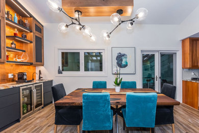Immagine di una sala da pranzo aperta verso la cucina design di medie dimensioni con pareti bianche, pavimento in vinile e pavimento marrone