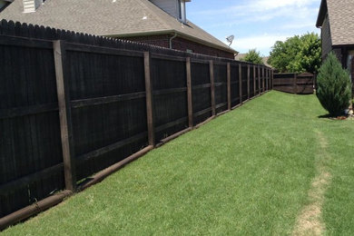 Photo of a mid-sized traditional side yard landscaping in Other.