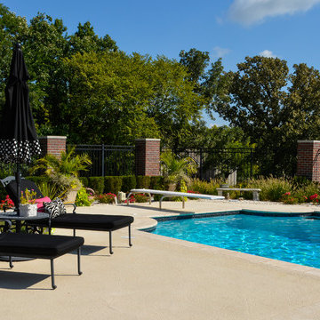 Grecian swimming pool with L, diving board and hot tub