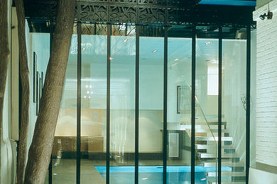 Idées déco pour une piscine intérieure classique de taille moyenne et rectangle avec un bain bouillonnant et des pavés en pierre naturelle.