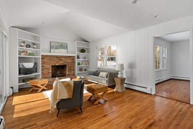 Example of a family room design in New York