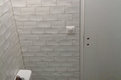 Exemple d'une salle de bain principale moderne.