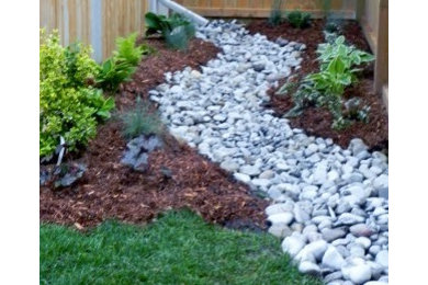 Photo of a coastal landscaping in Toronto.