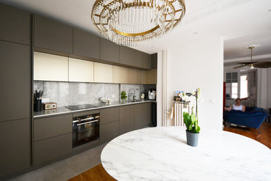 Cette image montre une cuisine design.