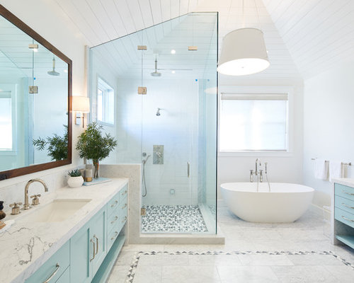 Salle de bain bord de mer avec une douche d'angle : Photos et idées