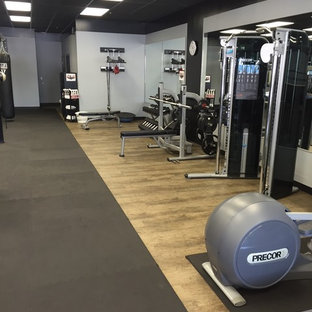 他の地域の大きいトラディショナルスタイルのおしゃれな多目的ジム (グレーの壁、クッションフロア、ベージュの床) の写真