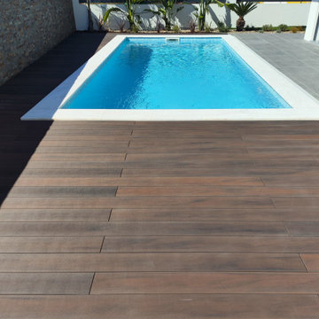 Terrasse composite autour d’une piscine avec lames Dark Walnut