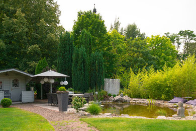 Halbschattiger Gartenweg im Sommer in Frankfurt am Main