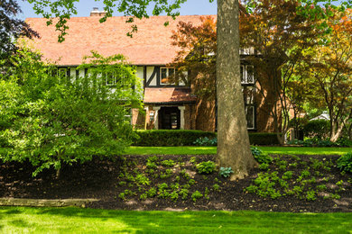 Example of an exterior home design in Columbus