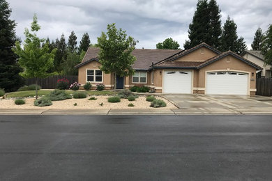 Mid-sized transitional brown one-story stucco exterior home idea in Sacramento with a tile roof