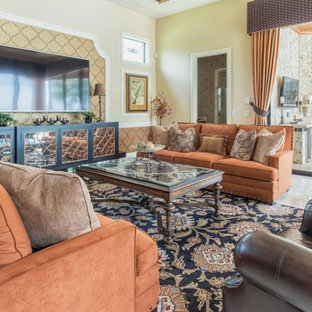 Mittelgroßes, Abgetrenntes Mediterranes Wohnzimmer mit beiger Wandfarbe, Porzellan-Bodenfliesen, Wand-TV und beigem Boden in Miami