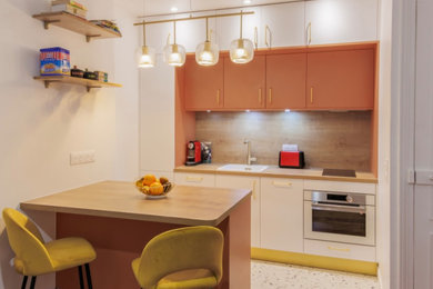 Inspiration pour une petite cuisine ouverte linéaire et bicolore avec un évier encastré, un plan de travail en bois, une crédence beige, une crédence en bois, un sol en terrazzo, îlot, un sol multicolore et un plan de travail beige.