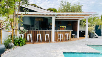 Pergola bioclimatique, terrasse et plage piscine en bois exotique.