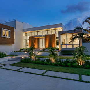 Inspiration för ett funkis flerfärgat hus, med två våningar, blandad fasad och platt tak