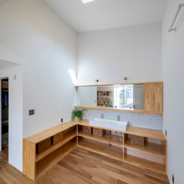 庭と緑と本棚のある住宅