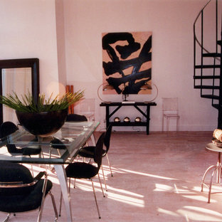 Inspiration för ett stort funkis loftrum, med vita väggar, ljust trägolv och ett finrum