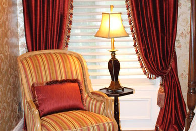 Mittelgroßes Klassisches Gästezimmer mit beiger Wandfarbe und braunem Holzboden in Sonstige