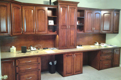 Example of a home office design in Jacksonville