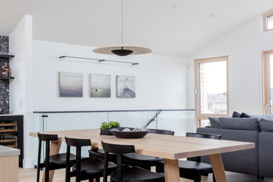 Idee per una sala da pranzo aperta verso la cucina scandinava di medie dimensioni con pareti bianche, parquet chiaro e pavimento beige