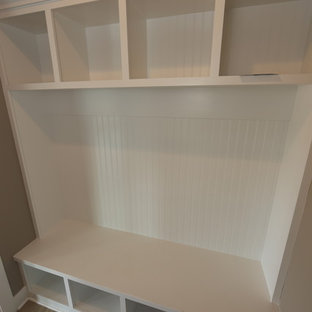 シカゴの中サイズのおしゃれなマッドルーム (グレーの壁、クッションフロア) の写真