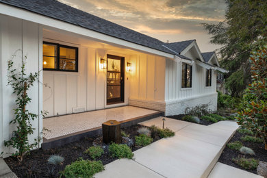 Photo of a mid-century modern front yard landscaping in San Francisco.
