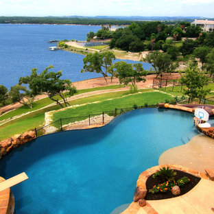 オースティンの大きいオーダーメイドビーチスタイルのおしゃれなプール (ウォータースライダー、天然石敷き) の写真