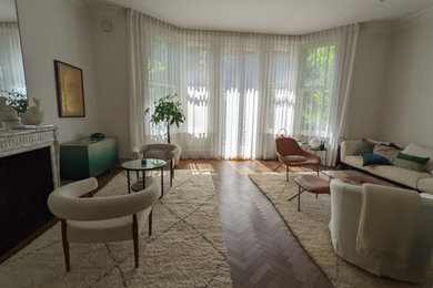 Ispirazione per un grande soggiorno vittoriano con pavimento in legno massello medio