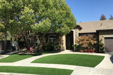 Design ideas for a traditional landscaping in Other.
