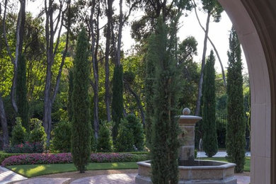 Inspiration for a traditional landscaping in Dallas.
