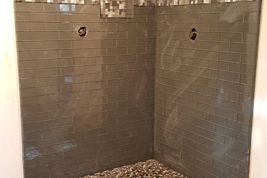 サクラメントにあるモダンスタイルのおしゃれな浴室の写真
