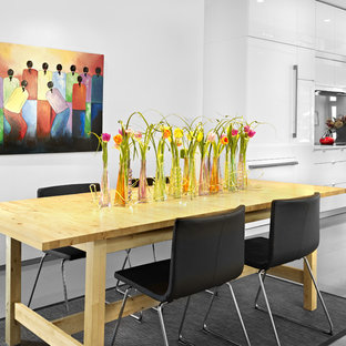 Diseño de cocina comedor de galera, minimalista, con fregadero bajoencimera, armarios con paneles lisos, puertas de armario blancas, encimera de cuarcita, salpicadero verde y electrodomésticos blancos